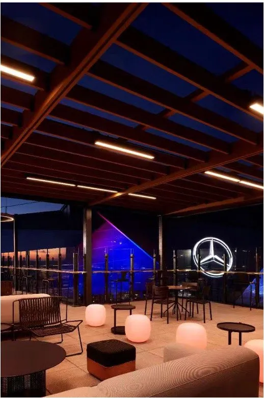 酒店屋顶酒吧，远眺 Mercedes-Benz 体育场