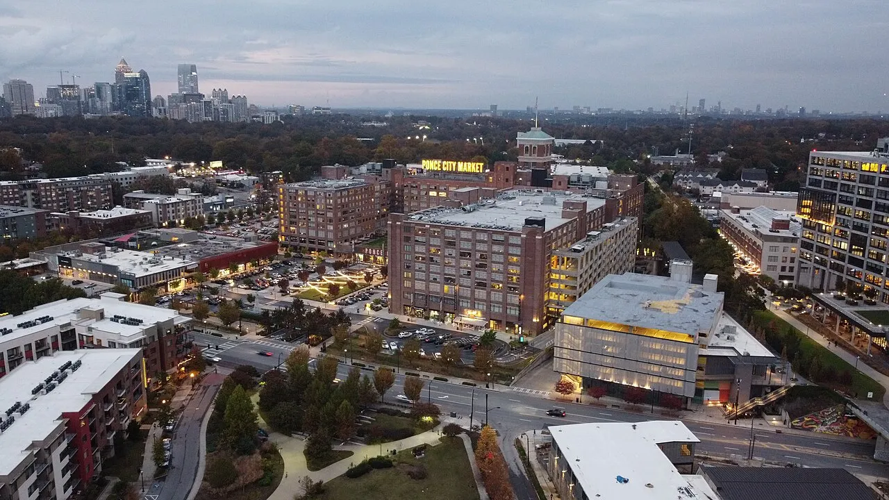 相邻的 Ponce City Market 与 Historic Fourth Ward Park